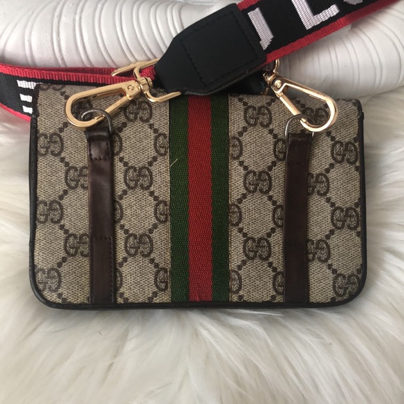 SOLD-Vintage Gucci cross body - Picture 7 of 12